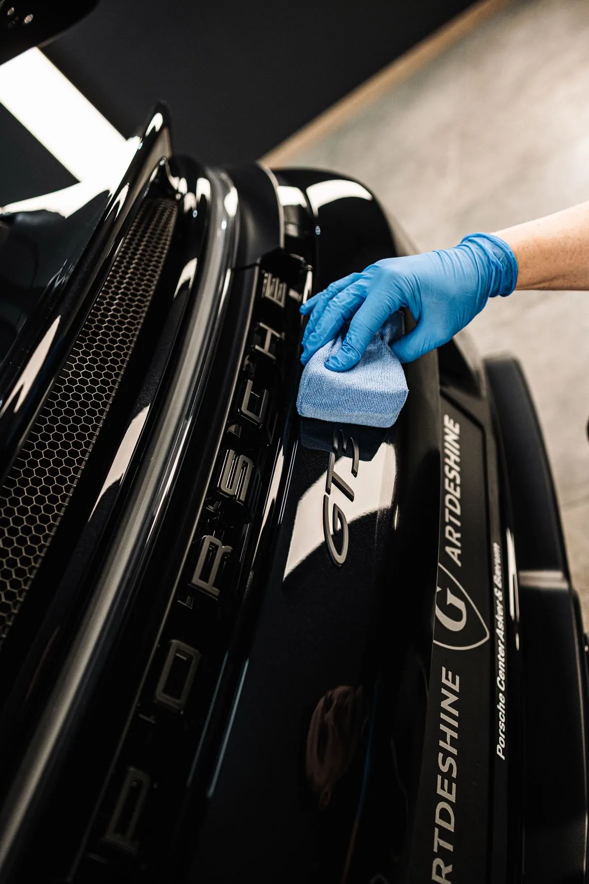 Graphene lakkforsegling påføres en bil hos Groven Car Spa i Molde