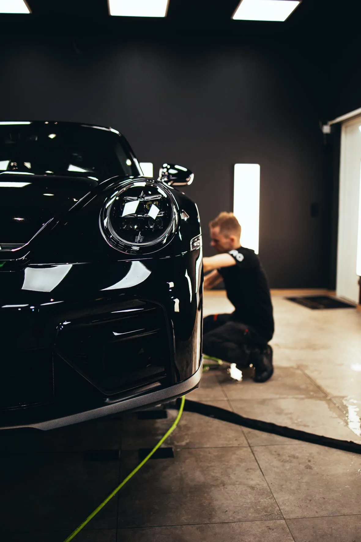 Montering av XPEL lakkbeskyttelsesfilm på en svart Porsche 911